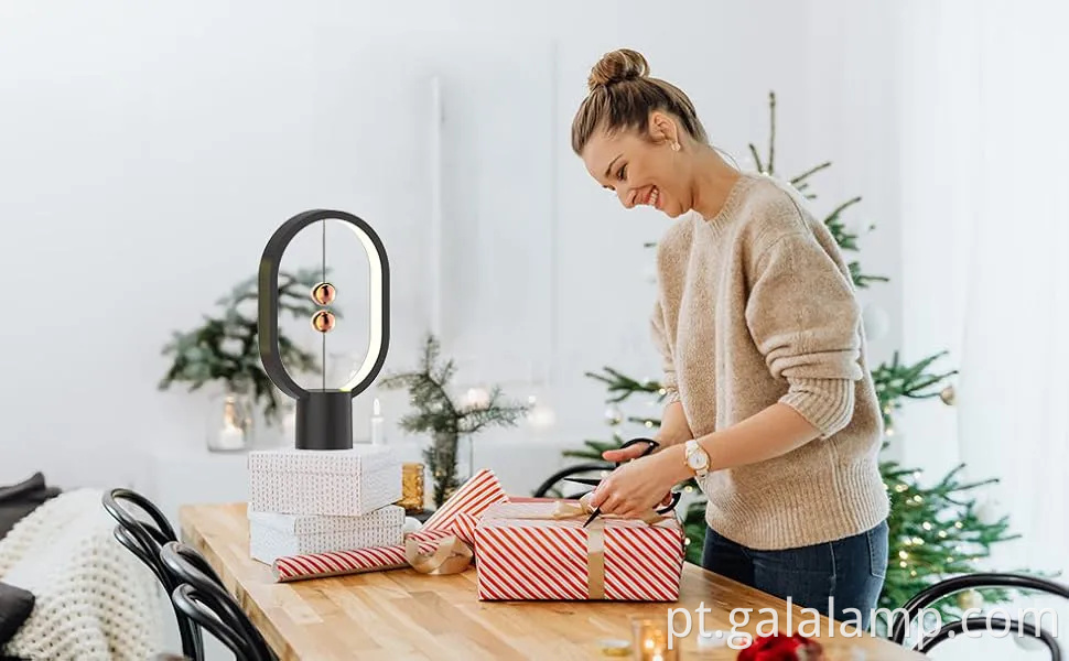 Lâmpada de mesa LED de balanço de Heng com design inovador no meio do ar